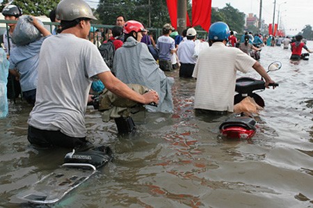 Dân càng khổ - cán bộ công ích càng giàu?